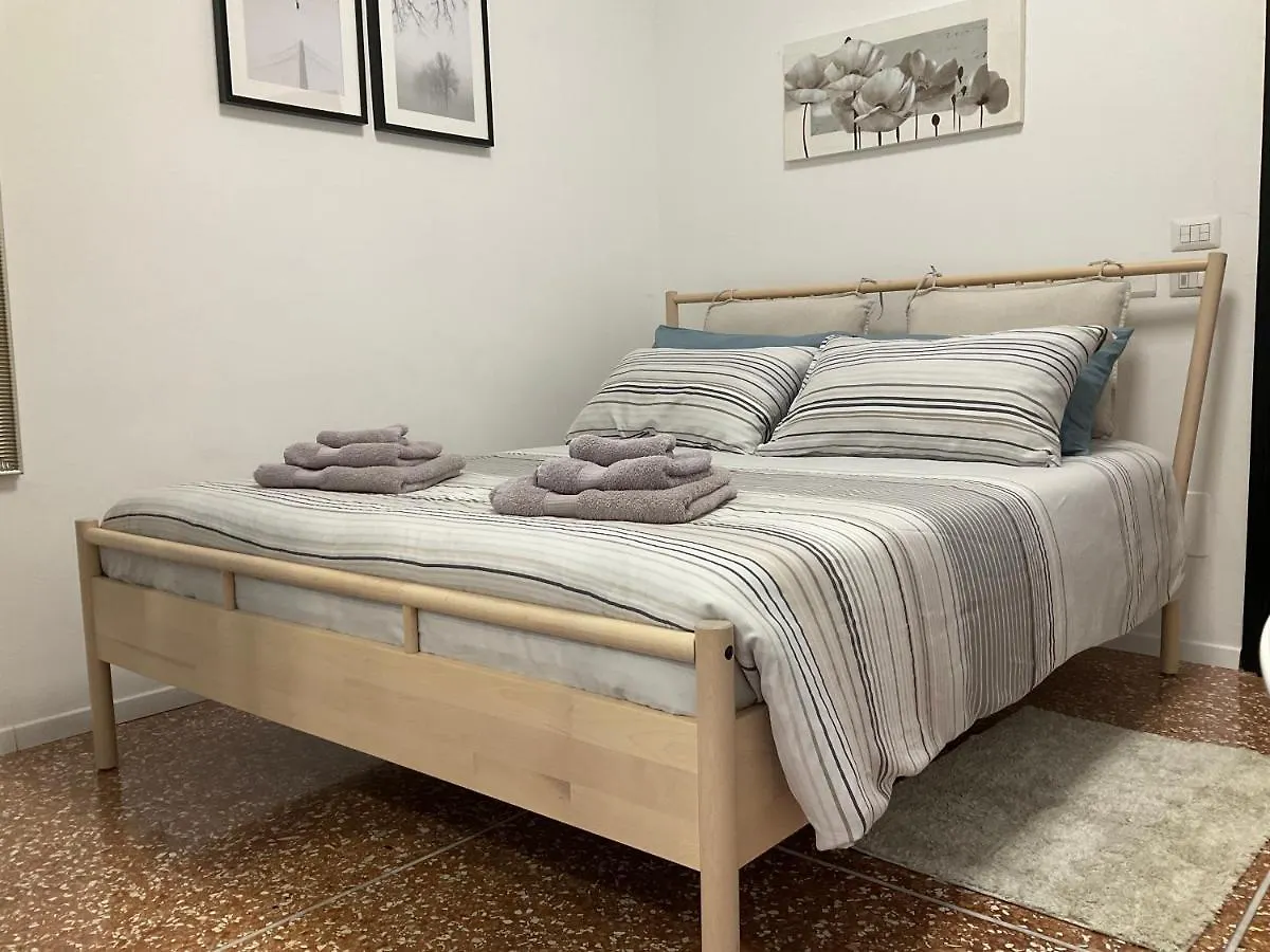 Studio 25 Apartment - Near Metro M3 Milan Italy